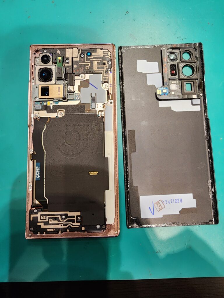 バックパネルを外したGalaxyNote20Ultra