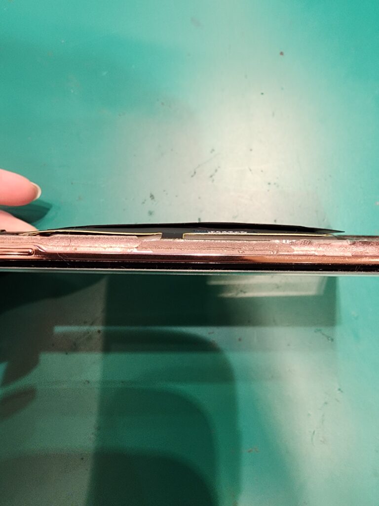 バッテリーが膨張しているGalaxyNote20Ultra