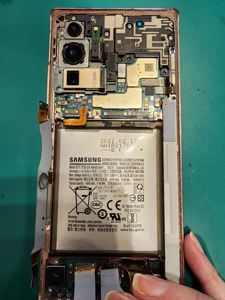 充電コネクタや画面のコネクタを外したGalaxyNote20Ultra