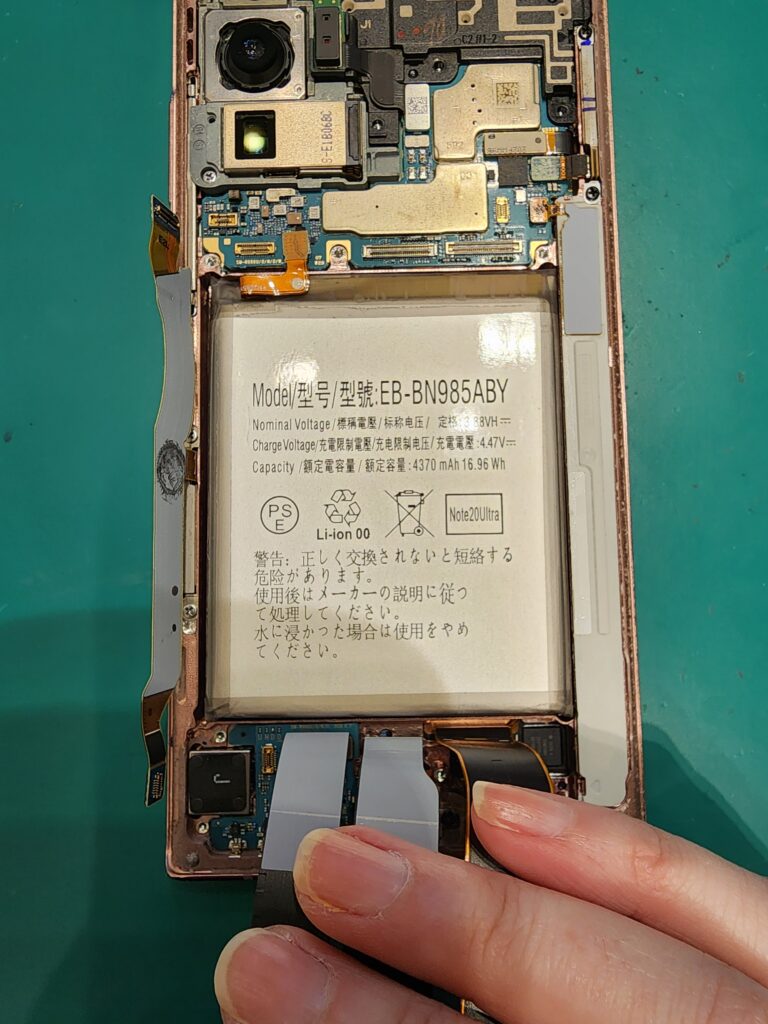 新しいバッテリーを仮付けしたGalaxyNote20Ultra