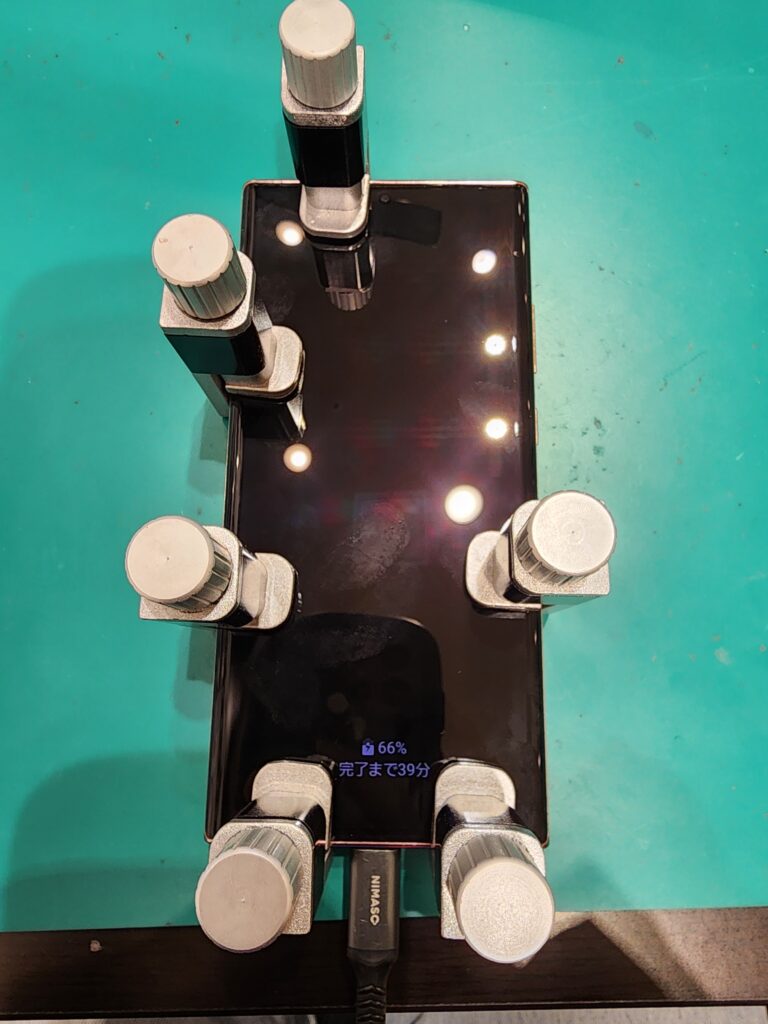 バックパネルを圧着中のGalaxyNote20Ultra