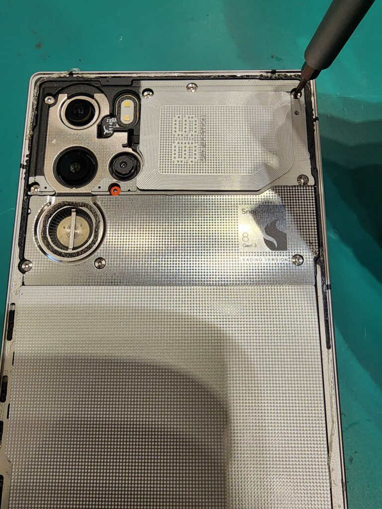 上部のカバーを外しているREDMAGIC9SPro