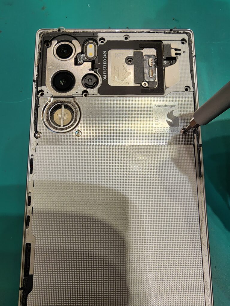 ファンのネジを外しているREDMAGIC9SPro