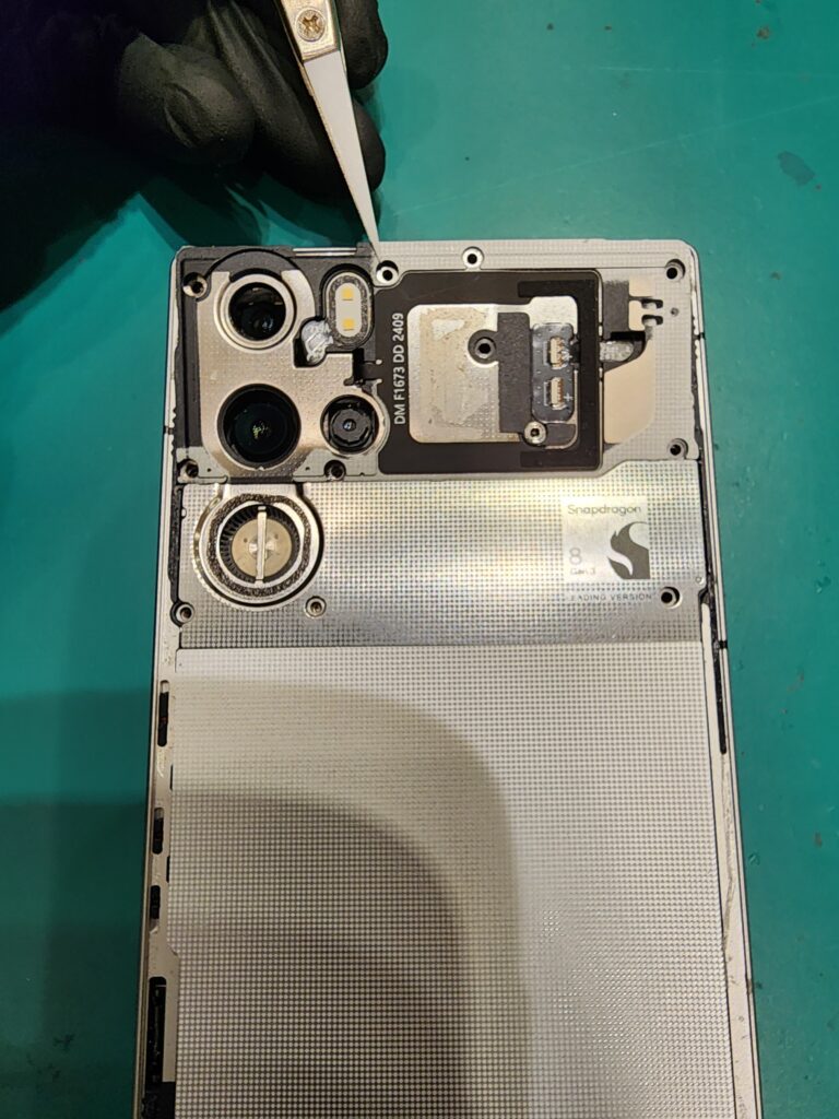 基板上部のカバーを外しているREDMAGIC9SPro