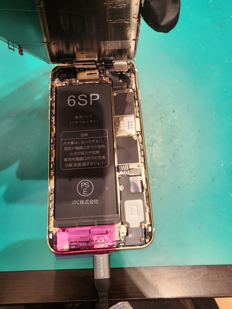新しいバッテリーを仮付けしたiPhone6SPlus