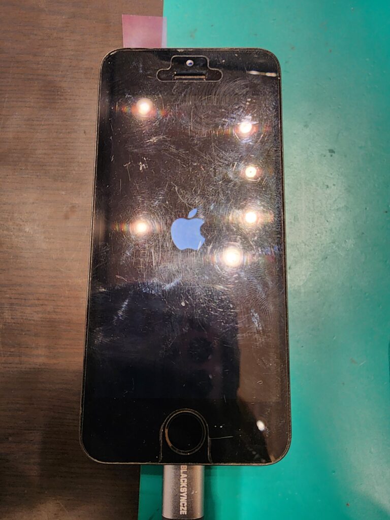 新しいバッテリーを付けたiPhoneSE