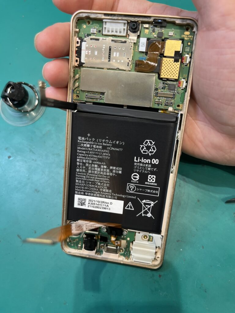 【札幌苗穂店】AQUOSsense6のバッテリー交換【東区からご来店】