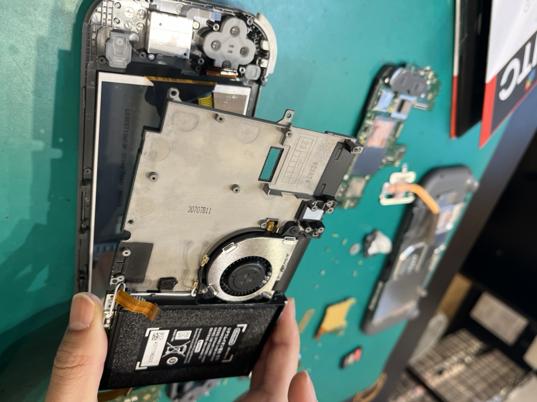 【札幌苗穂店】任天堂switch Liteの液晶交換【東区からご来店】