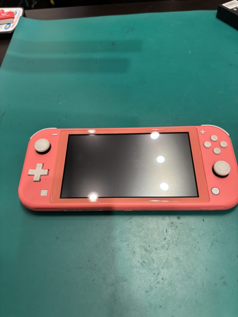修理前の任天堂switch Liteの本体