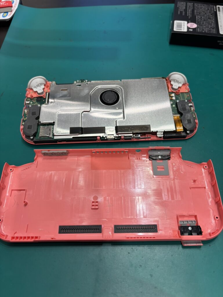 本体背面カバーを開けたswitch Lite