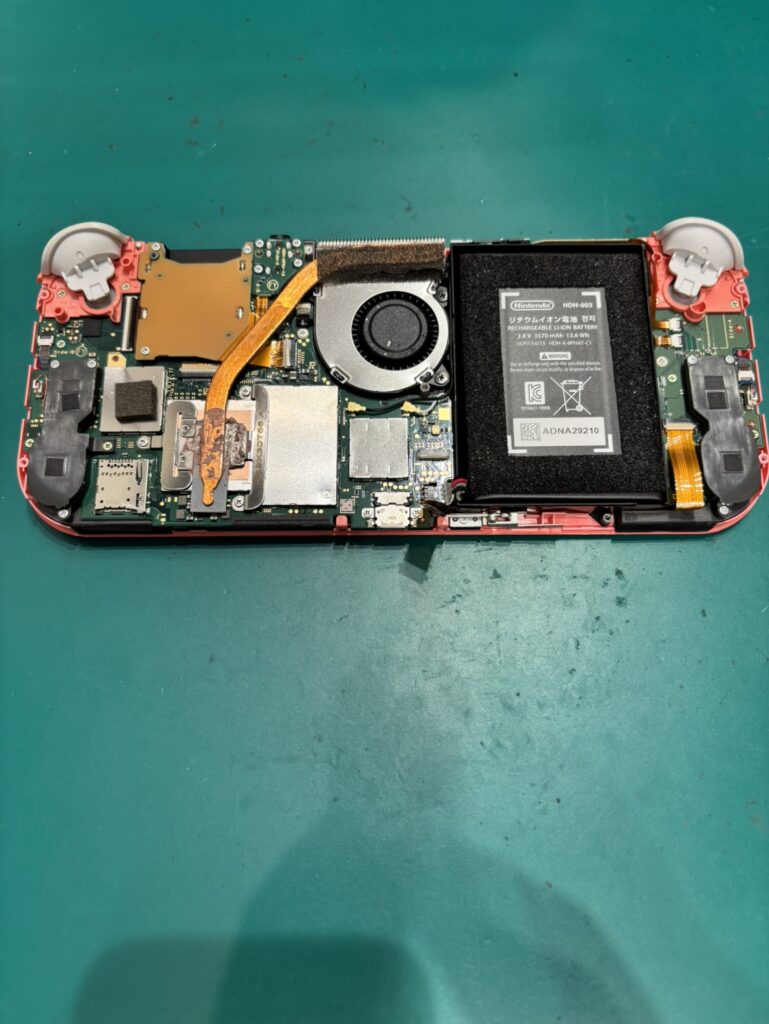 プレートを開けたswitch Lite